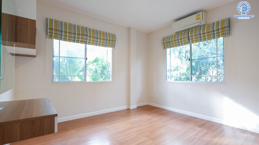 *****บ้านเดี่ยวมือสอง ม. มัณฑนา แจ้งวัฒนะ-ราชพฤกษ์ บ้านสวยมาก พร้อมเข้าอยู่ เนื้อที่กว่า 58.40  ฟังก์ชันครบครัน 3 ห้องนอน 3 ห้องน้ำ พร้อมมีห้องอเนกประสงค์ 1 ห้อง 2 ที่จอดรถ บรรยากาศร่มรื่นมาก พร้อมแวดล้อมไปด้วยสิ่งอำนวยความสะดวก และสาธารณูปโภคมากมาย  บนทำเลดี ที่เชื่อมสู่ถ.แจ้งวัฒนะได้อย่างรวดเร็ว